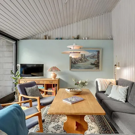 3 Bedroom Awesome In Holiday home *